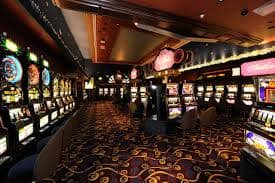Studio live dealer carawd dengan kualitas HD dan dealer berbahasa Indonesia